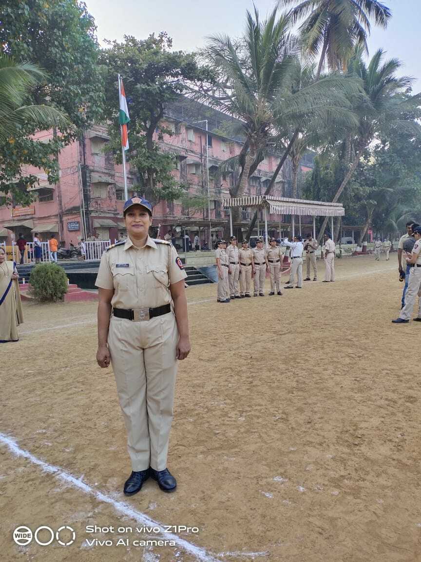 गरीब मुलं दत्तक घेऊन महिला पोलिसाने बजावली 'ड्युटी'