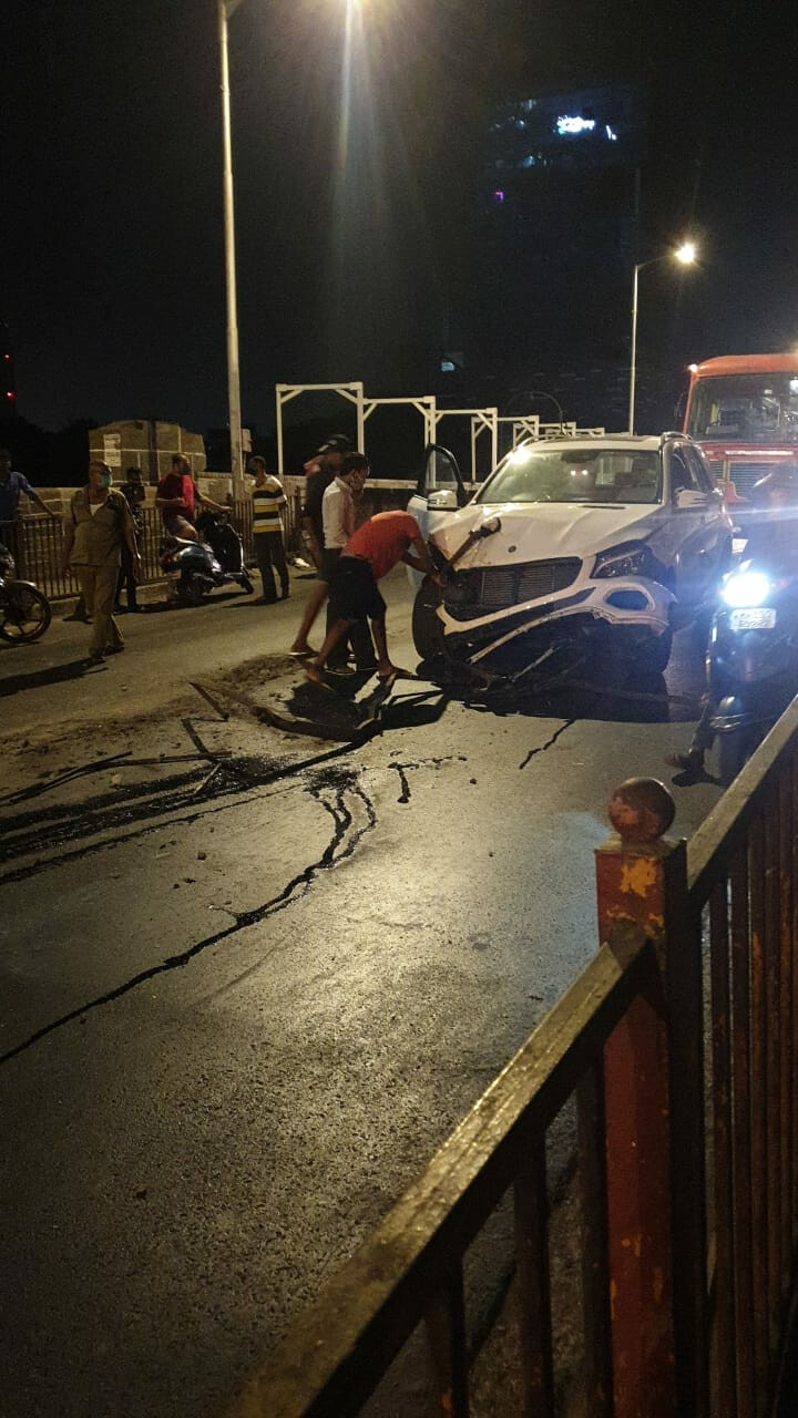 मुंबईतील एल्फिन्स्टन पुलावर गाडीचा भीषण अपघात