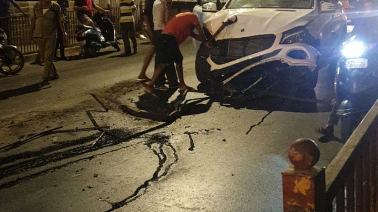 मुंबईतील एल्फिन्स्टन पुलावर गाडीचा भीषण अपघात मुंबईतील एल्फिन्स्टन पुलावर गाडीचा भीषण अपघात