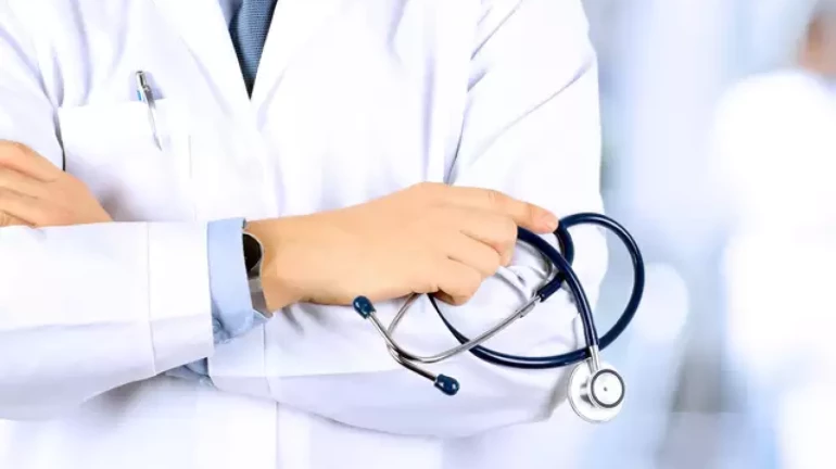 निवासी डॉक्टरांना आठवड्यातील ५ दिवस काम आणि २ दिवस सुट्टी निवासी डॉक्टरांना आठवड्यातील ५ दिवस काम आणि २ दिवस सुट्टी