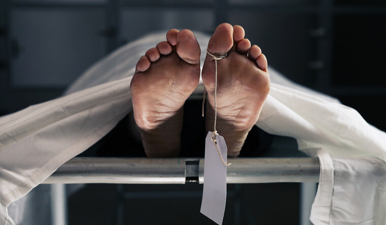 धक्कादायक! नातेवाईकांना ताब्यात मिळाला कुजलेला मृतदेह