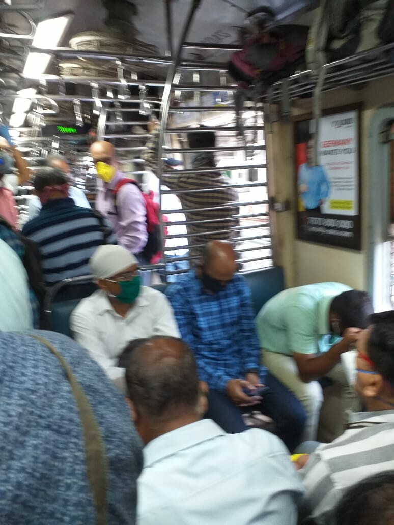 रेल्वे कर्मचाऱ्यांसाठी लोकल; सोशल डिस्टंन्सिंगचे तीन-तेरा
