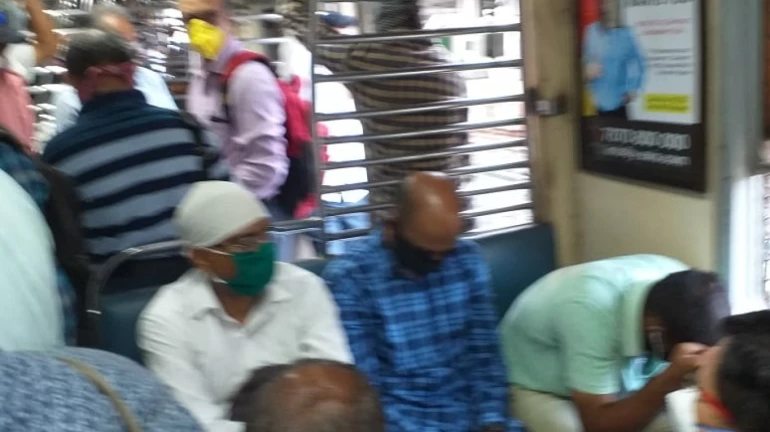 रेल्वे कर्मचाऱ्यांसाठी लोकल; सोशल डिस्टंन्सिंगचे तीन-तेरा रेल्वे कर्मचाऱ्यांसाठी लोकल; सोशल डिस्टंन्सिंगचे तीन-तेरा