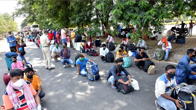 महाराष्ट्र में कड़े नियमो के बीच अपने अपने गांव लौटने लगे मजदूर महाराष्ट्र में कड़े नियमो के बीच अपने अपने गांव लौटने लगे मजदूर