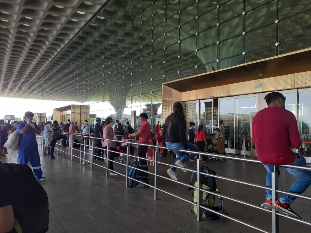 अनेक विमानं रद्द, विमानतळावर प्रवाशांची गर्दी