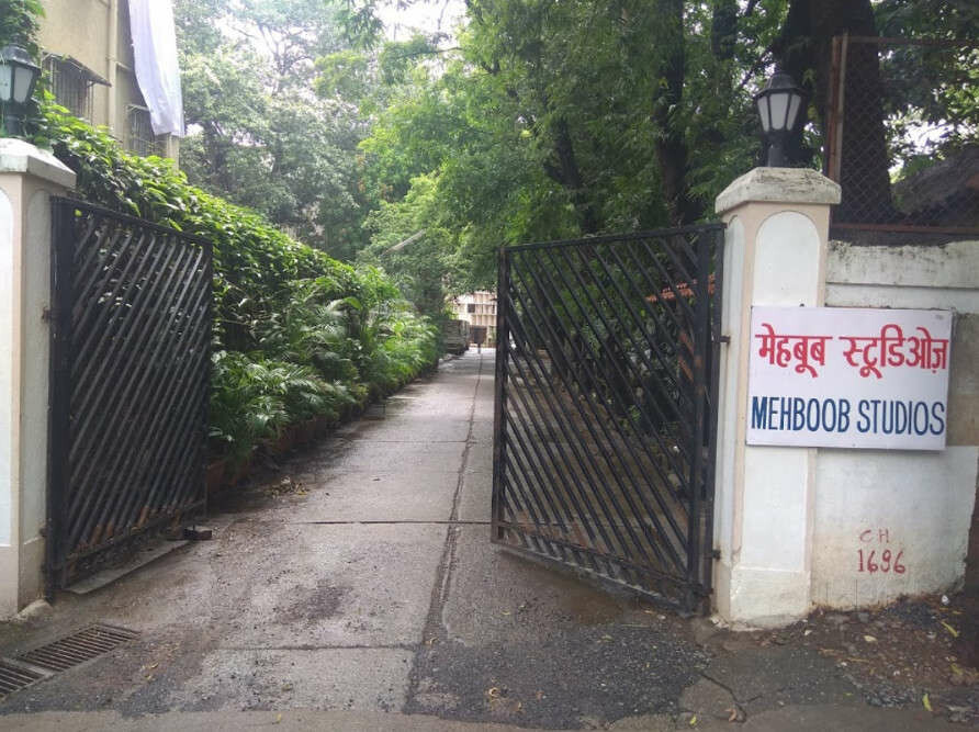 मेहबूब स्टुडिओतील क्वारंटाईन केंद्राला स्थानिक रहिवाशांचा विरोध