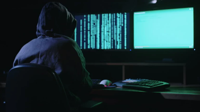 सोशल मिडियावर चुकीची पोस्ट करणं पडू शकतं महागात, सायबर पोलिसांचे आहे तुमच्यावर लक्ष सोशल मिडियावर चुकीची पोस्ट करणं पडू शकतं महागात, सायबर पोलिसांचे आहे तुमच्यावर लक्ष