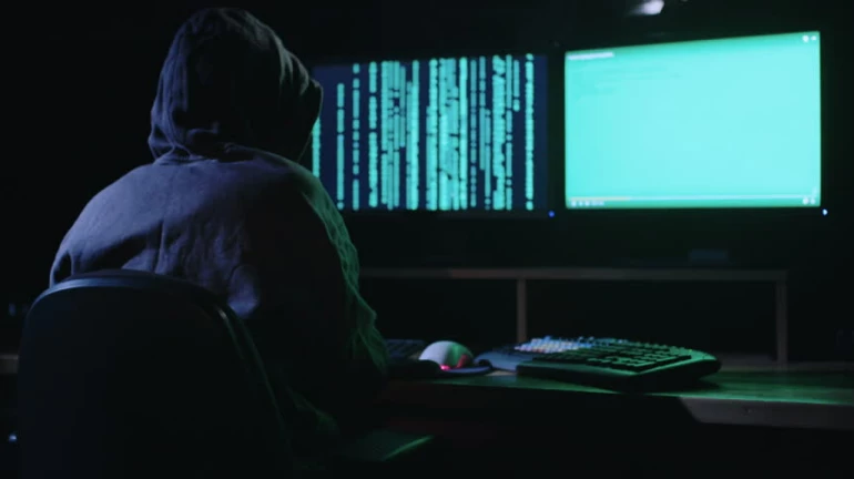 सोशल मिडियावर व्यक्त होताना काळजी घ्या, सायबर पोलिसांचे आहे तुम्हच्यावर लक्ष सोशल मिडियावर व्यक्त होताना काळजी घ्या, सायबर पोलिसांचे आहे तुम्हच्यावर लक्ष