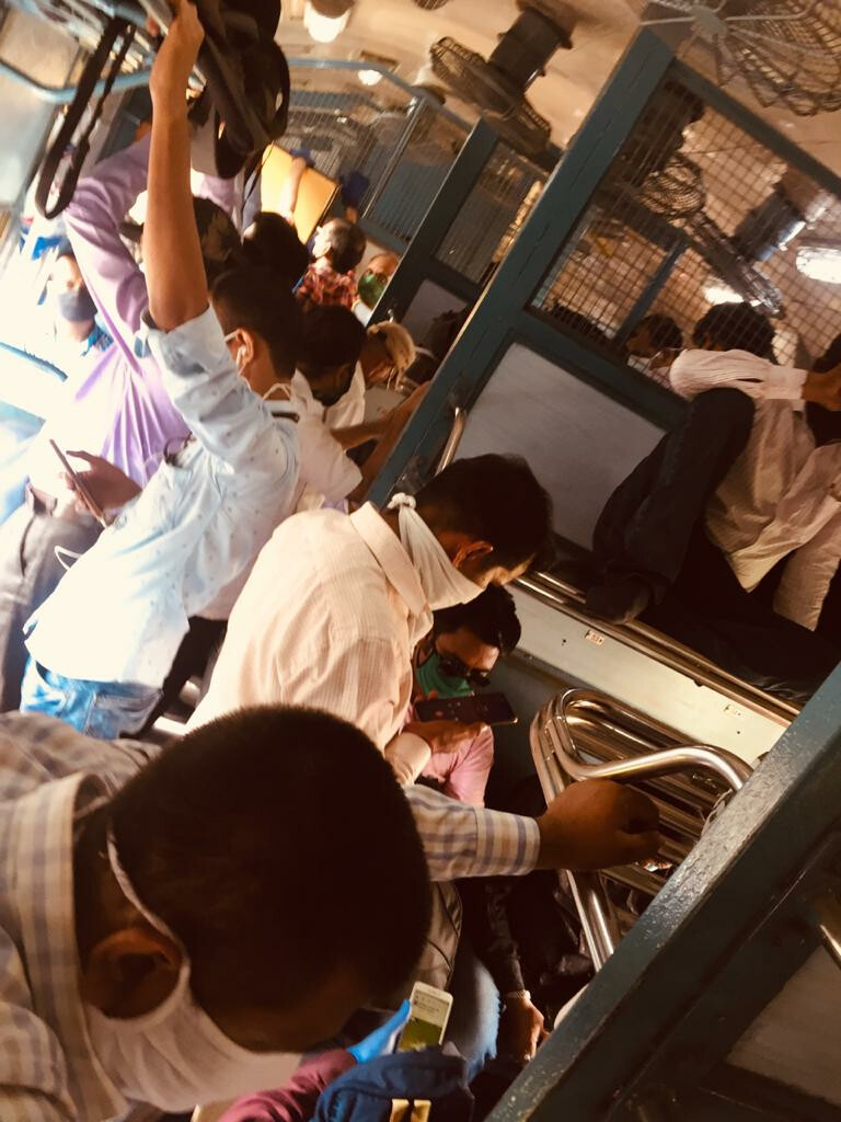 लोकल रद्द, मध्य रेल्वेच्या कर्मचाऱ्यांची मेल एक्स्प्रेसमध्ये गर्दी