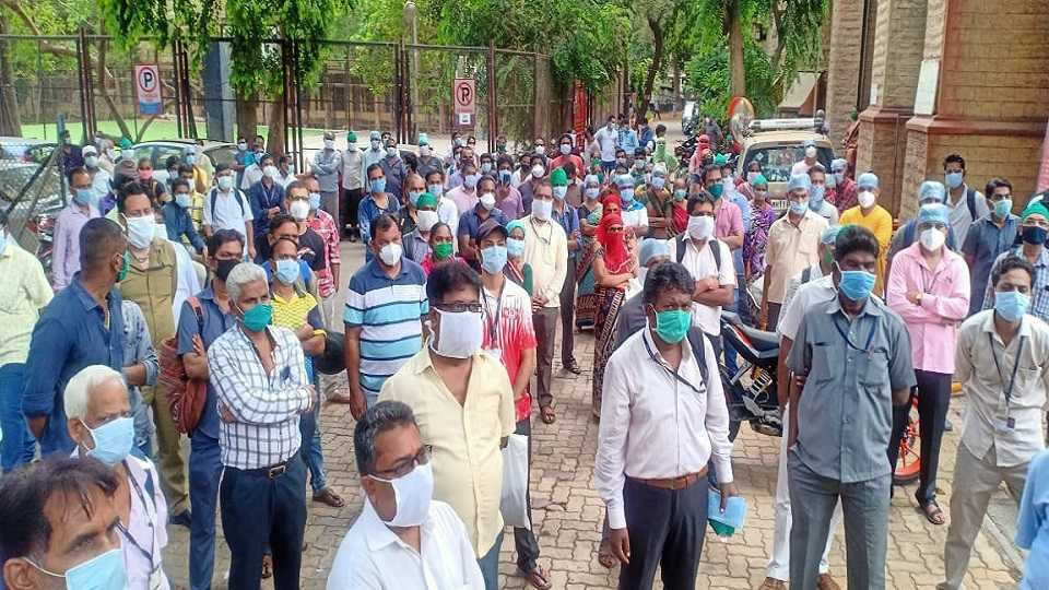 KEM अस्पताल के कर्मचारियों ने शुरू किया काम बंद आंदोलन