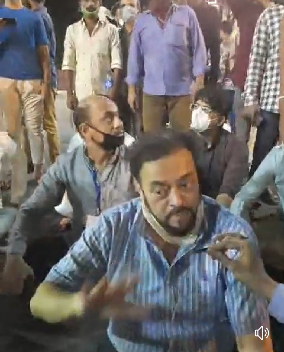 विधायक अबु आसिम आजमी देर रात नागपाड़ा पुलिस स्टेशन के बाहर धरने पर बैठे, सोशल डिस्टेंस का भी माख़ौल उड़ाया