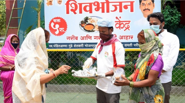 शिवभोजन थाळी संदर्भात राज्य सरकारनं घेतला 'हा' निर्णय शिवभोजन थाळी संदर्भात राज्य सरकारनं घेतला 'हा' निर्णय