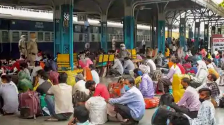 दिवाली खत्म होने के बाद गांव से मुंबई, दिल्ली लौट रहे लोगों को नहीं मिल रहा है कन्फर्म टिकट
