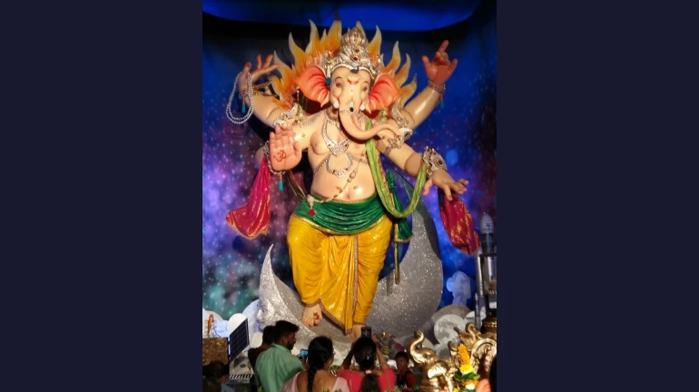 परळच्या राजाची मूर्ती यंदा २३ फुटांची नाही, तर... परळच्या राजाची मूर्ती यंदा २३ फुटांची नाही, तर...