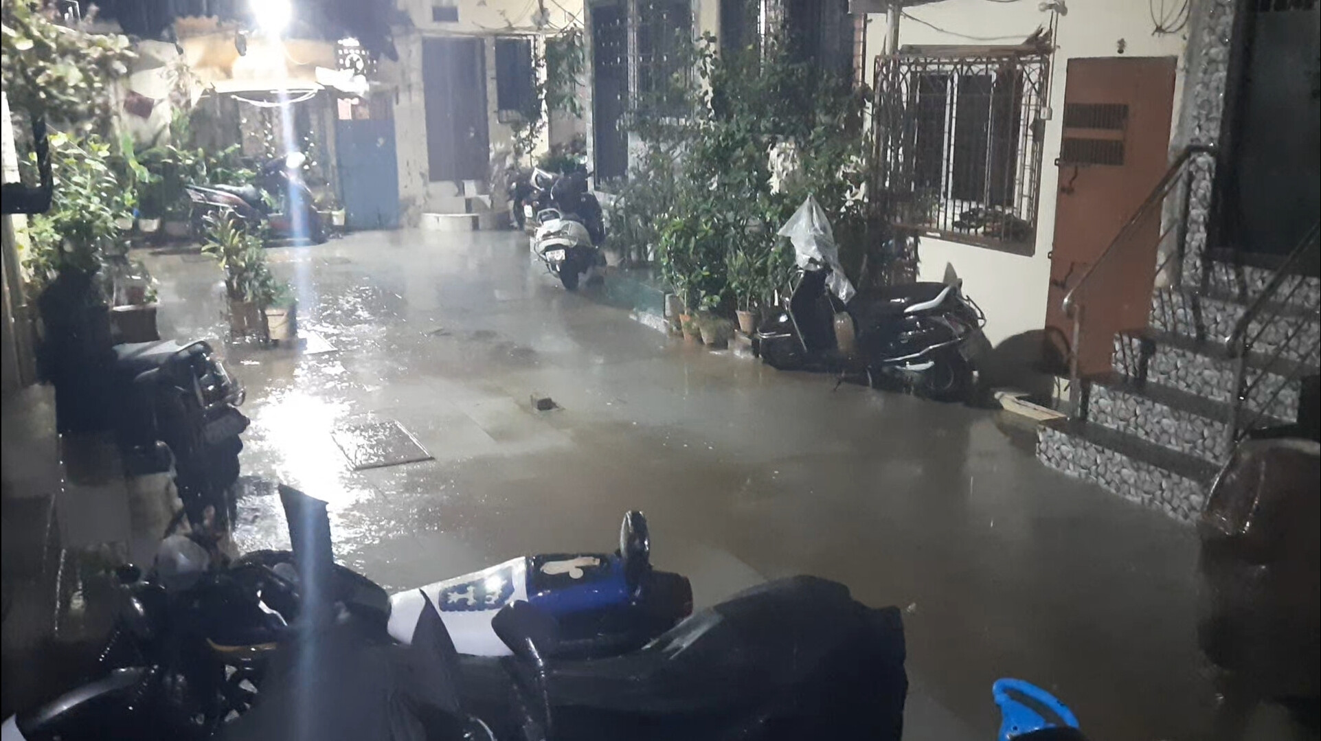 Mumbai Rain: मुंबईत पावसाची जोरदार हजेरी