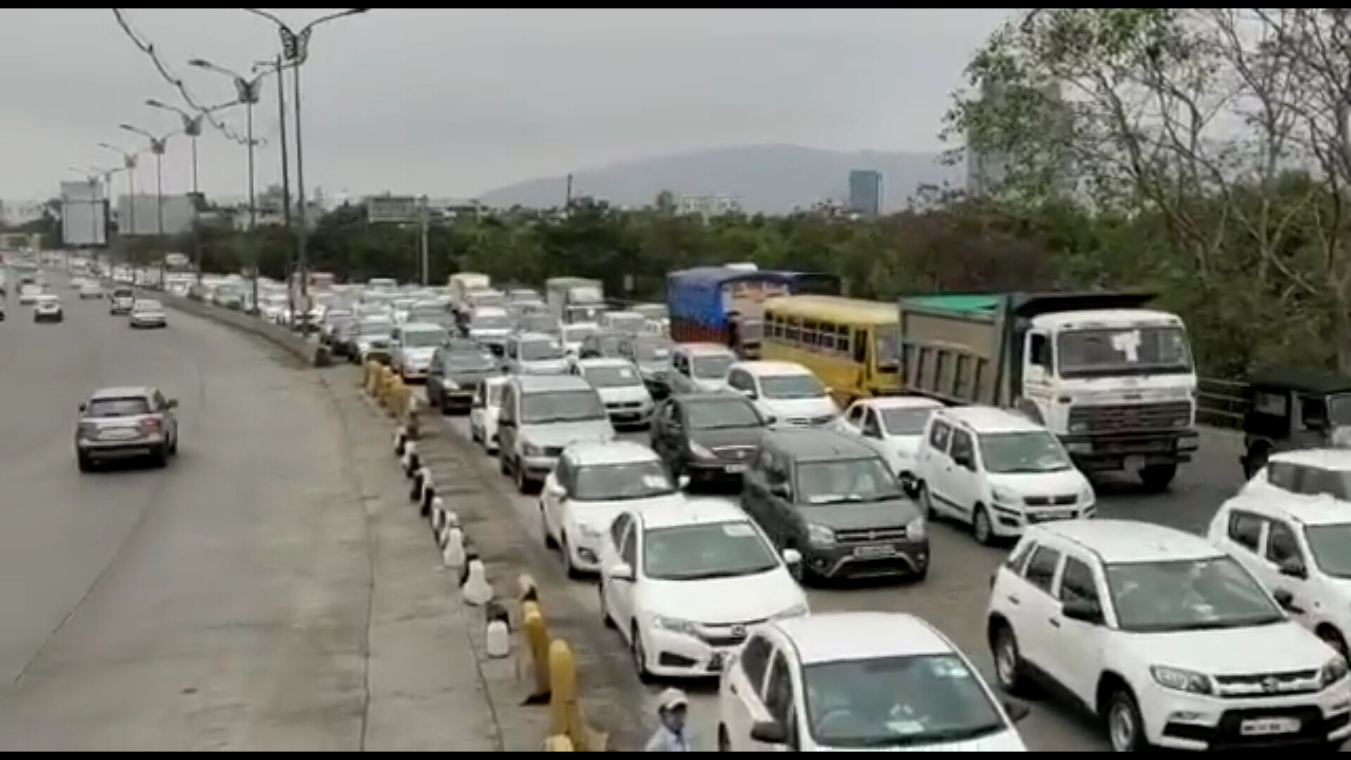 लाँकडाऊनमध्ये शिथिलता देताच रस्त्यांवर वाहनांची गर्दी