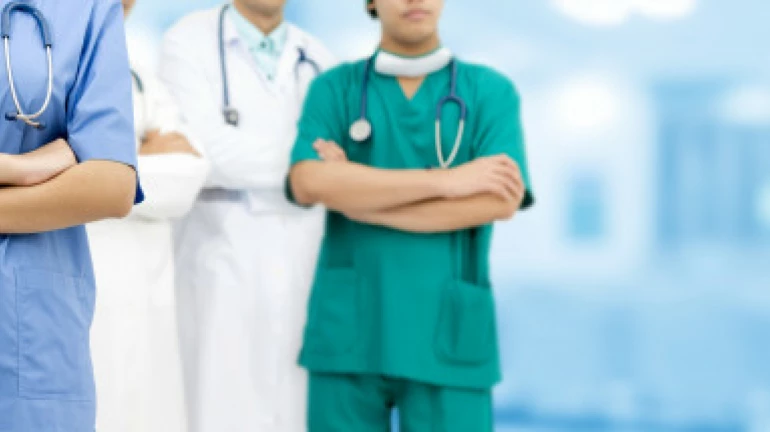 Covid-19 pandemic : 4 हजार युवा डॉक्टरों की फौज मैदान में उतारेगी महाराष्ट्र सरकार Covid-19 pandemic : 4 हजार युवा डॉक्टरों की फौज मैदान में उतारेगी महाराष्ट्र सरकार