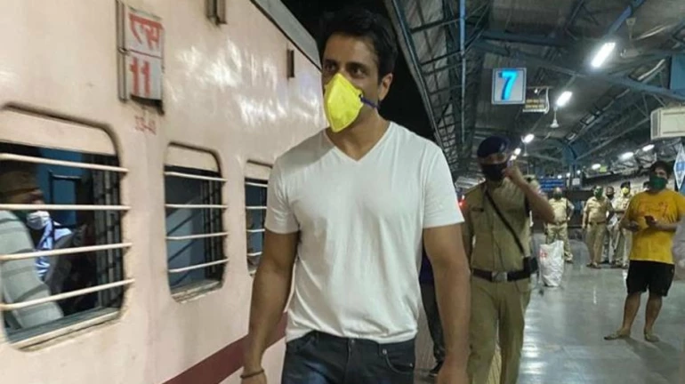 कोरोना काळातील मदतीमुळे सोनी सूद अडचणीत, हायकोर्टानं उपस्थित केले प्रश्न कोरोना काळातील मदतीमुळे सोनी सूद अडचणीत, हायकोर्टानं उपस्थित केले प्रश्न