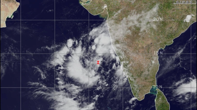 मुंबईवर निसर्ग चक्रीवादळाचं सावट, गृहमंत्री अमित शहा यांचं लक्ष मुंबईवर निसर्ग चक्रीवादळाचं सावट, गृहमंत्री अमित शहा यांचं लक्ष