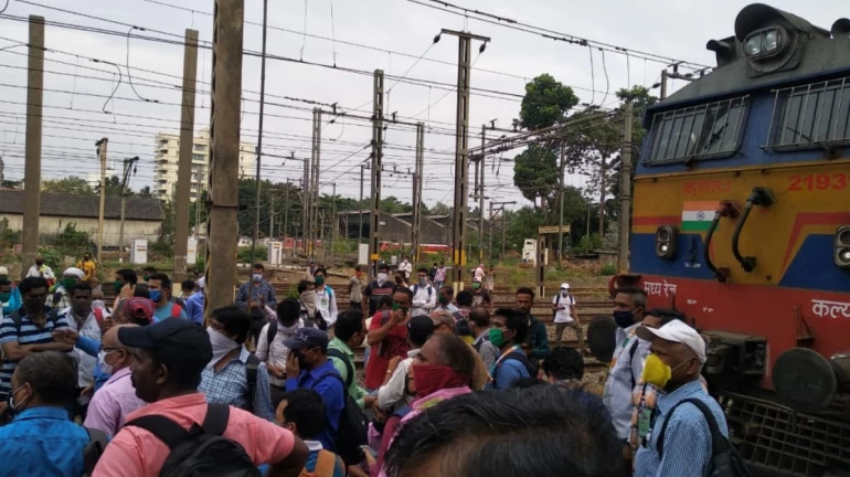 समाजिक अंतराच्या नियमांच उल्लंघन, रेल्वे कर्मचाऱ्यांनी केलं रेल रोको आंदोलन समाजिक अंतराच्या नियमांच उल्लंघन, रेल्वे कर्मचाऱ्यांनी केलं रेल रोको आंदोलन
