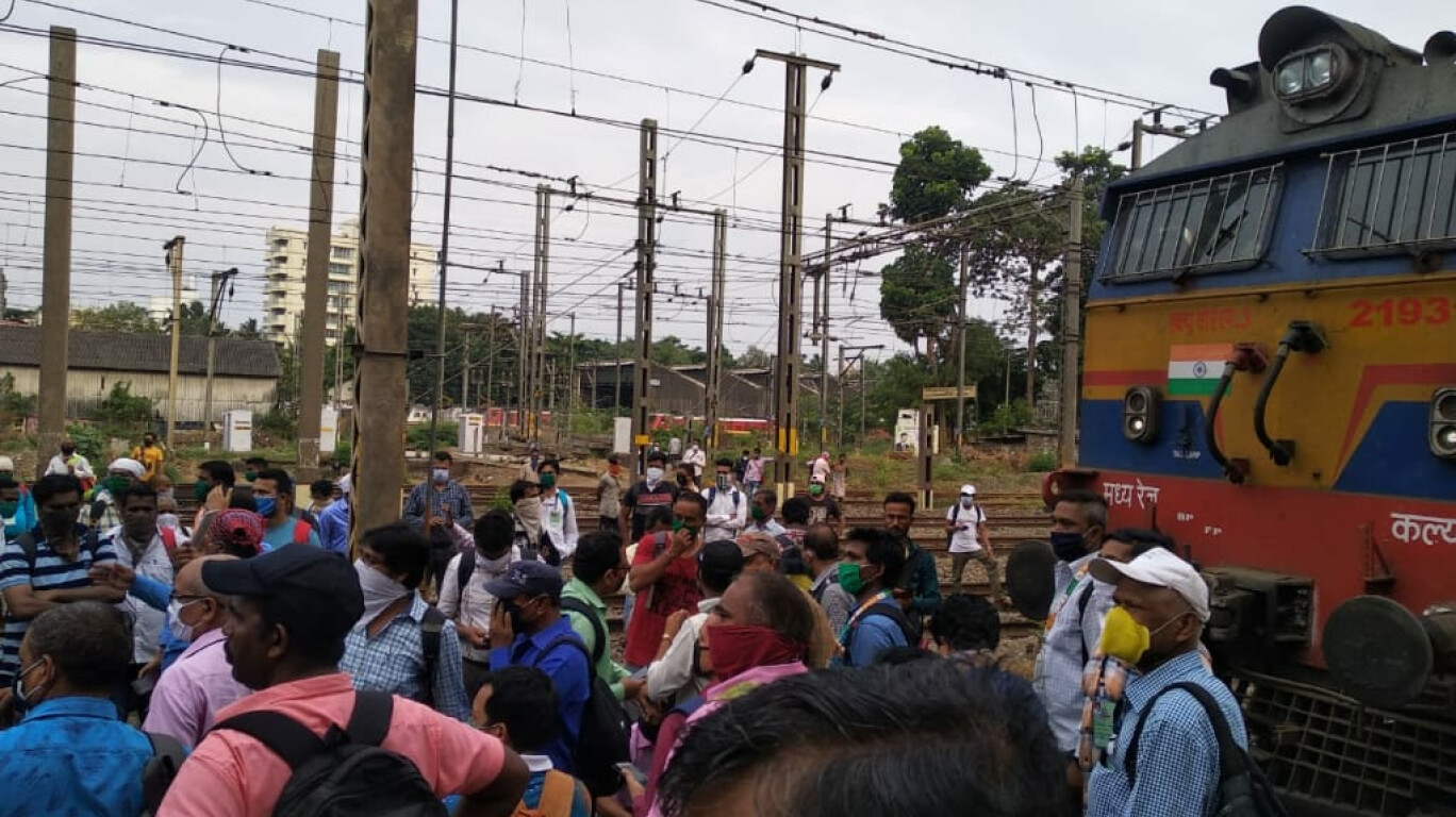 सामाजिक दूरी के नियमों का उल्लंघन, रेलवे कर्मचारियों द्वारा रेलवे रोको आंदोलन