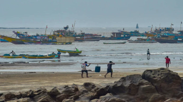 निसर्ग चक्रीवादळ: दादर, माहीम किनाऱ्यालगत राहणाऱ्या जनतेला पालिकेचं आवाहन निसर्ग चक्रीवादळ: दादर, माहीम किनाऱ्यालगत राहणाऱ्या जनतेला पालिकेचं आवाहन