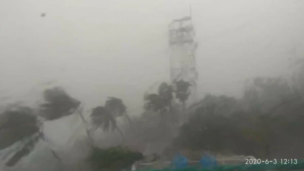 'निसर्ग'चं रौद्ररुप! 'या' भागांमध्ये कोसळली झाडं, आणि...