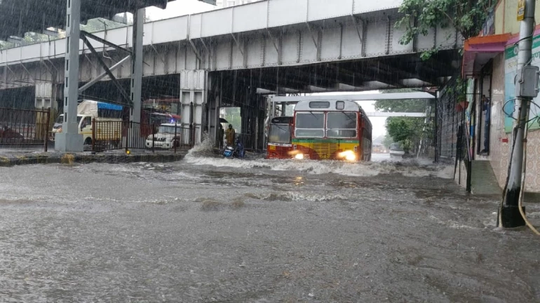 किंग्ज सर्कल येथील रस्ता पूर्णपणे पाण्याखाली किंग्ज सर्कल येथील रस्ता पूर्णपणे पाण्याखाली