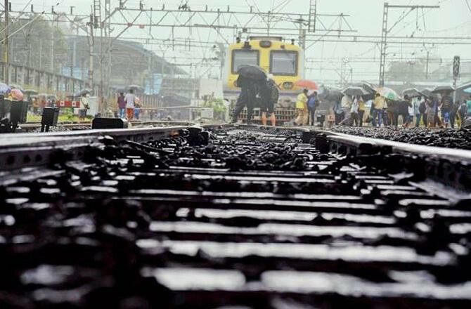 800 Central Railway employees have been denied salary for May