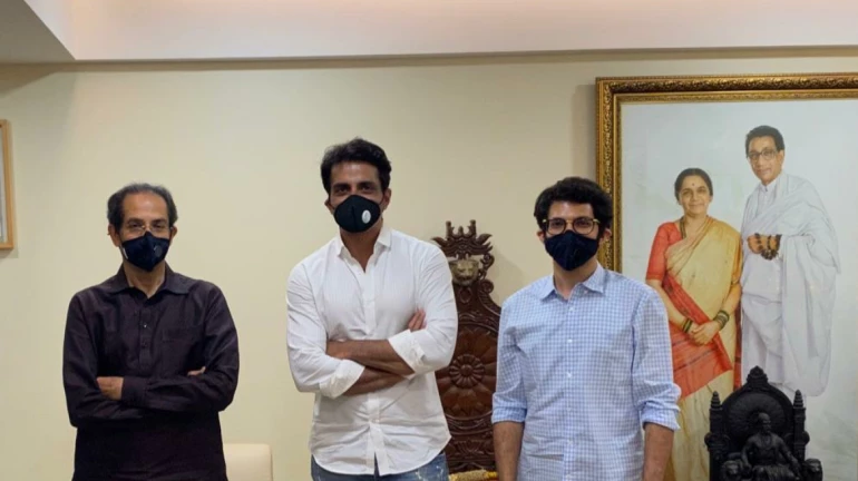 सोनू सूदनं घेतली मुख्यमंत्री उद्धव ठाकरे यांची भेट सोनू सूदनं घेतली मुख्यमंत्री उद्धव ठाकरे यांची भेट