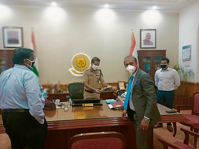 पोलिसांना ४० हजार मास्कचं वाटप