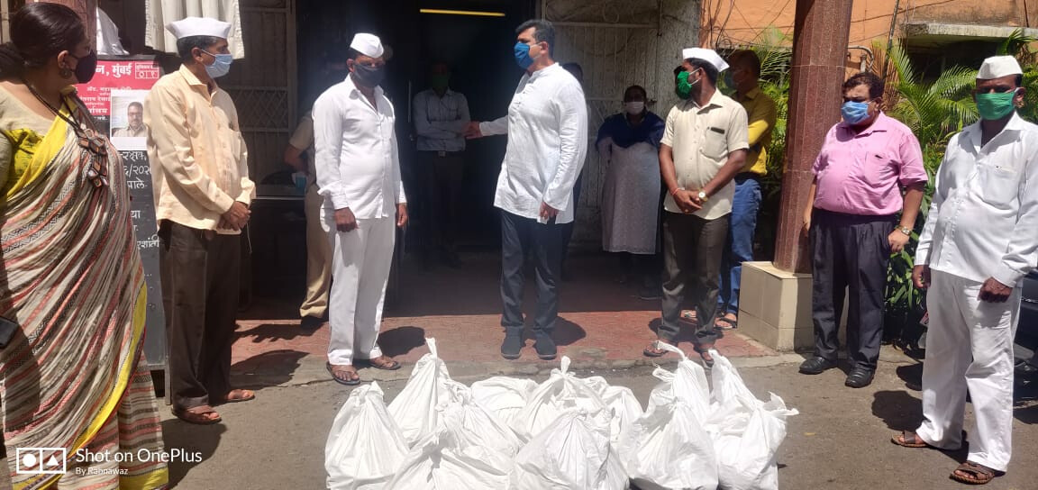 मुंबईतील डबेवाल्यांना पालकमंत्र्यांकडून मदतीचा हात