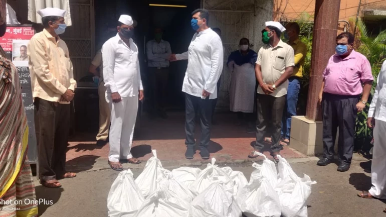 मुंबईतील डबेवाल्यांना पालकमंत्र्यांकडून मदतीचा हात मुंबईतील डबेवाल्यांना पालकमंत्र्यांकडून मदतीचा हात