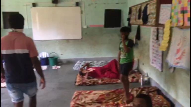 Exclusive - बीएमसी के क्वारंटाइन सेंटर में खाने में निकला कॉकरोच Exclusive - बीएमसी के क्वारंटाइन सेंटर में खाने में निकला कॉकरोच