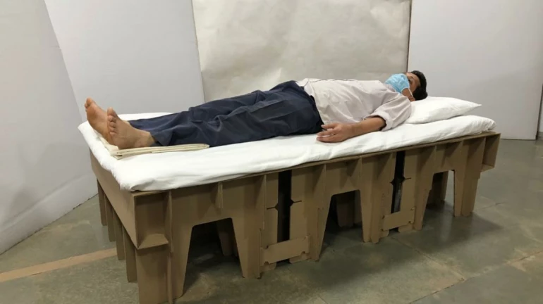 Exclusive : कोरोना रुग्णांसाठी चक्क कार्डबोर्डचा बेड, सुटकेससारखा होतो फोल्ड Exclusive : कोरोना रुग्णांसाठी चक्क कार्डबोर्डचा बेड, सुटकेससारखा होतो फोल्ड