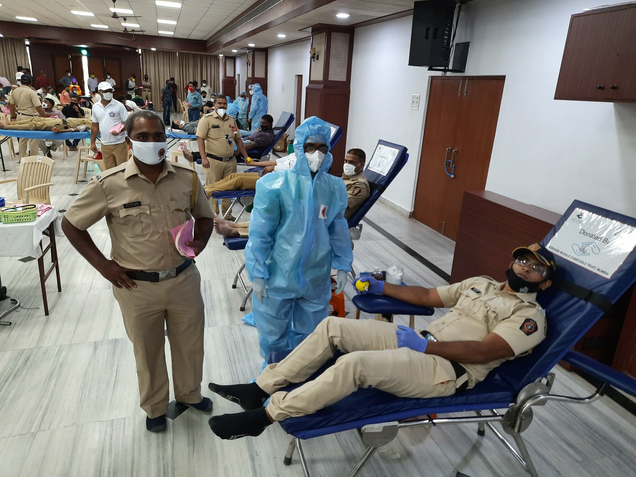 खाकी वर्दीतली माणुसकी, स्नेहसंमेलना ऐवजी केली अनोखी मदत