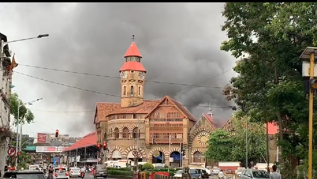 क्रॉफर्ट मार्केट परिसरात भीषण आग