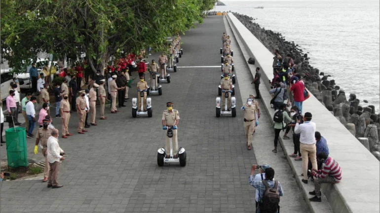 वाहतूककोडींवर पर्याय; मुंबई पोलिसांची ‘सॅगवे’ने गस्त वाहतूककोडींवर पर्याय; मुंबई पोलिसांची ‘सॅगवे’ने गस्त