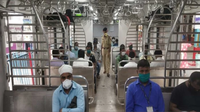 लंबे वक्त के बाद मुंबई में दौड़ी लोकल, 50 हजार यात्रियों ने की यात्रा