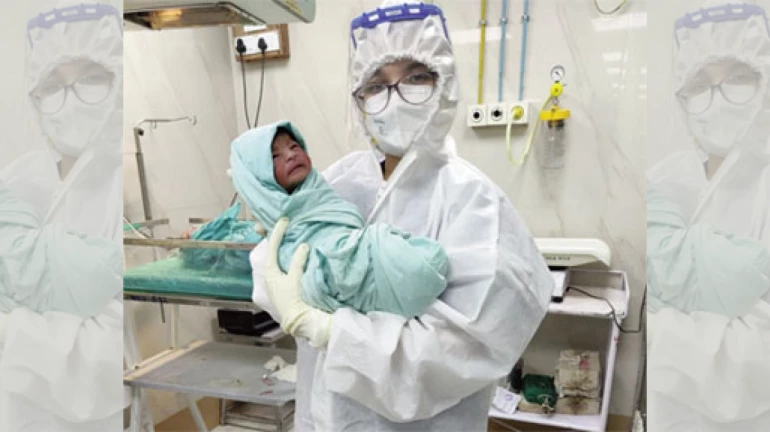 नायर रुग्णालयात ३०२ कोरोनाबाधित मातांची सुखरुप प्रसूती, तिळ्यासह जुळ्या बालकांची कोरोनावर मात नायर रुग्णालयात ३०२ कोरोनाबाधित मातांची सुखरुप प्रसूती, तिळ्यासह जुळ्या बालकांची कोरोनावर मात