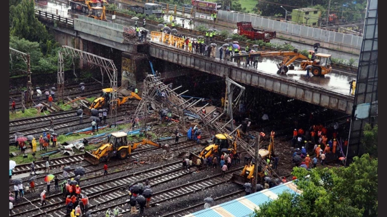 मुंबईतील 8 पुलांच्या दुरुस्तीची कामं रखडली मुंबईतील 8 पुलांच्या दुरुस्तीची कामं रखडली