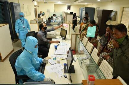 बँक कर्मचाऱ्यांना लोकल प्रवासाची परवानगी द्या, संघटनांची मागणी