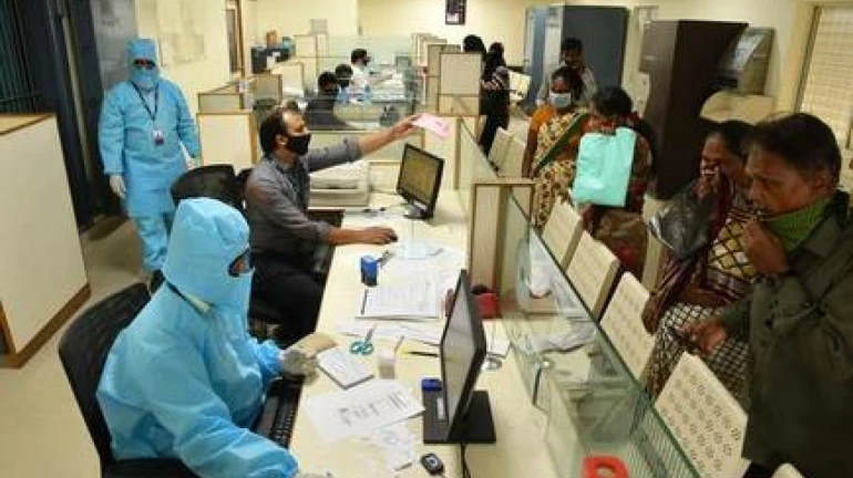 बँक कर्मचाऱ्यांना लोकल प्रवासाची परवानगी द्या, संघटनांची मागणी बँक कर्मचाऱ्यांना लोकल प्रवासाची परवानगी द्या, संघटनांची मागणी