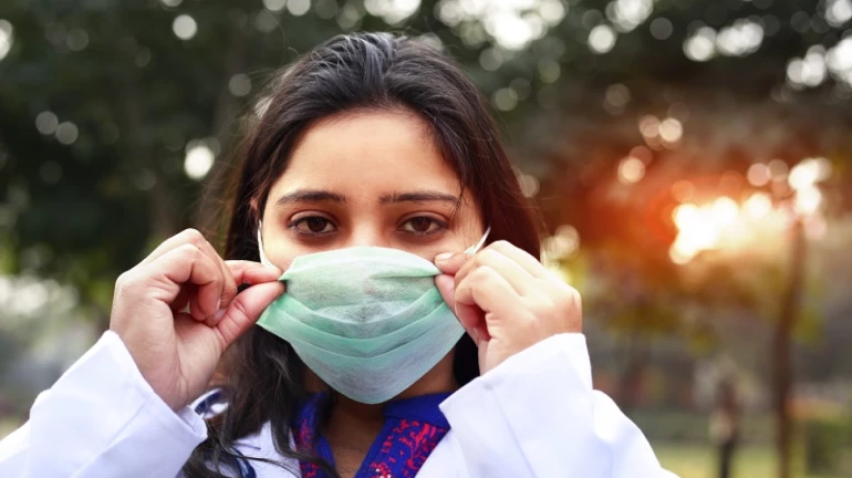 हळद, तुळस आणि कडुलिंबाचा वापर करून बनवलेलं बायोडिग्रेबल मास्क हळद, तुळस आणि कडुलिंबाचा वापर करून बनवलेलं बायोडिग्रेबल मास्क