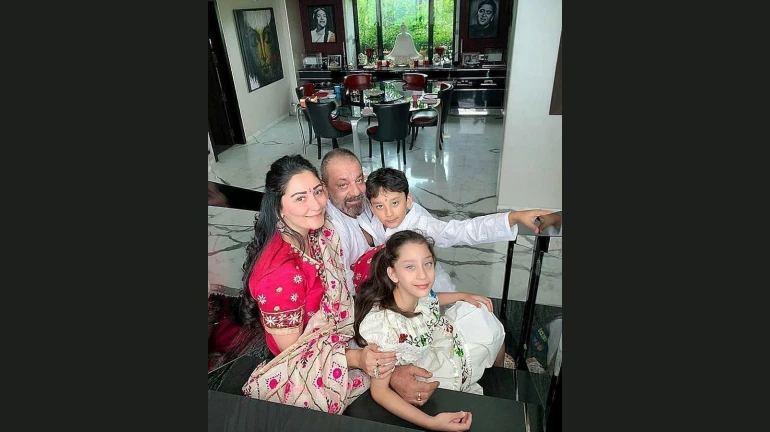 संजय दत्त ने लॉकडाउन से पहले अपने परिवार के साथ बिताए गए खूबसूरत लम्हों की फोटोज की शेयर