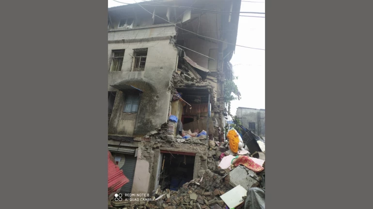 कुर्ल्यात दुमजली इमारतीचा कोपरा ढासळला कुर्ल्यात दुमजली इमारतीचा कोपरा ढासळला