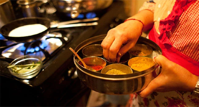 बाहर से खाना बनाने के लिए आनेवाली महिलाओं पर प्रतिबंध ना लगाए सोसायटी- मंत्री बालासाहेब पाटिल