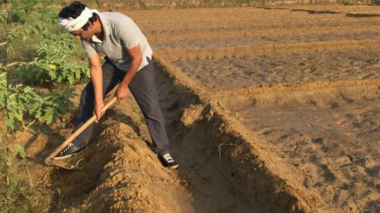 काम बंद असल्यामुळे ‘हा’ प्रसिद्ध अभिनेता कसतोय शेती काम बंद असल्यामुळे ‘हा’ प्रसिद्ध अभिनेता कसतोय शेती