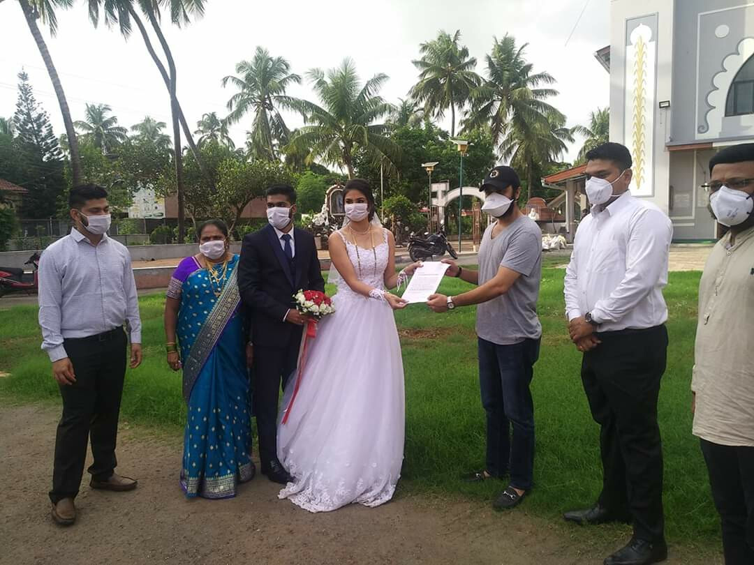 एका लग्नाची गोष्ट! लग्नाचे पैसे वाचवून क्वारंटाईन सेंटरला मदत