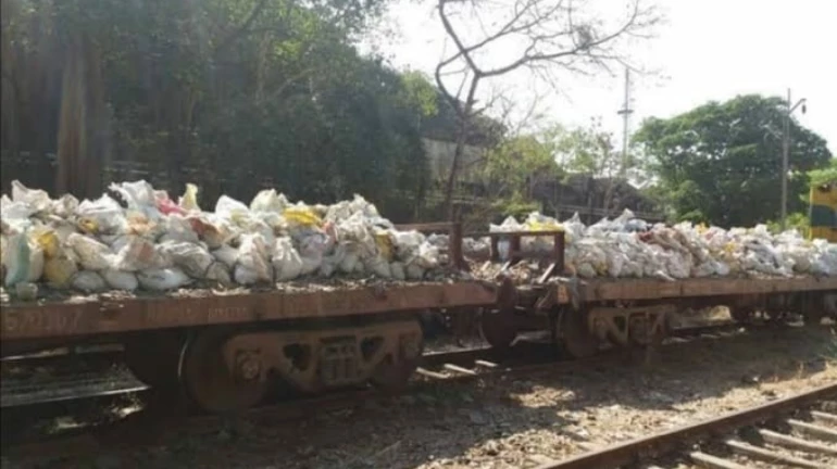 रेल्वे मार्गाच्या स्वच्छतेसाठी धावतोय मध्य रेल्वेचा 'स्वच्छता रथ' रेल्वे मार्गाच्या स्वच्छतेसाठी धावतोय मध्य रेल्वेचा 'स्वच्छता रथ'